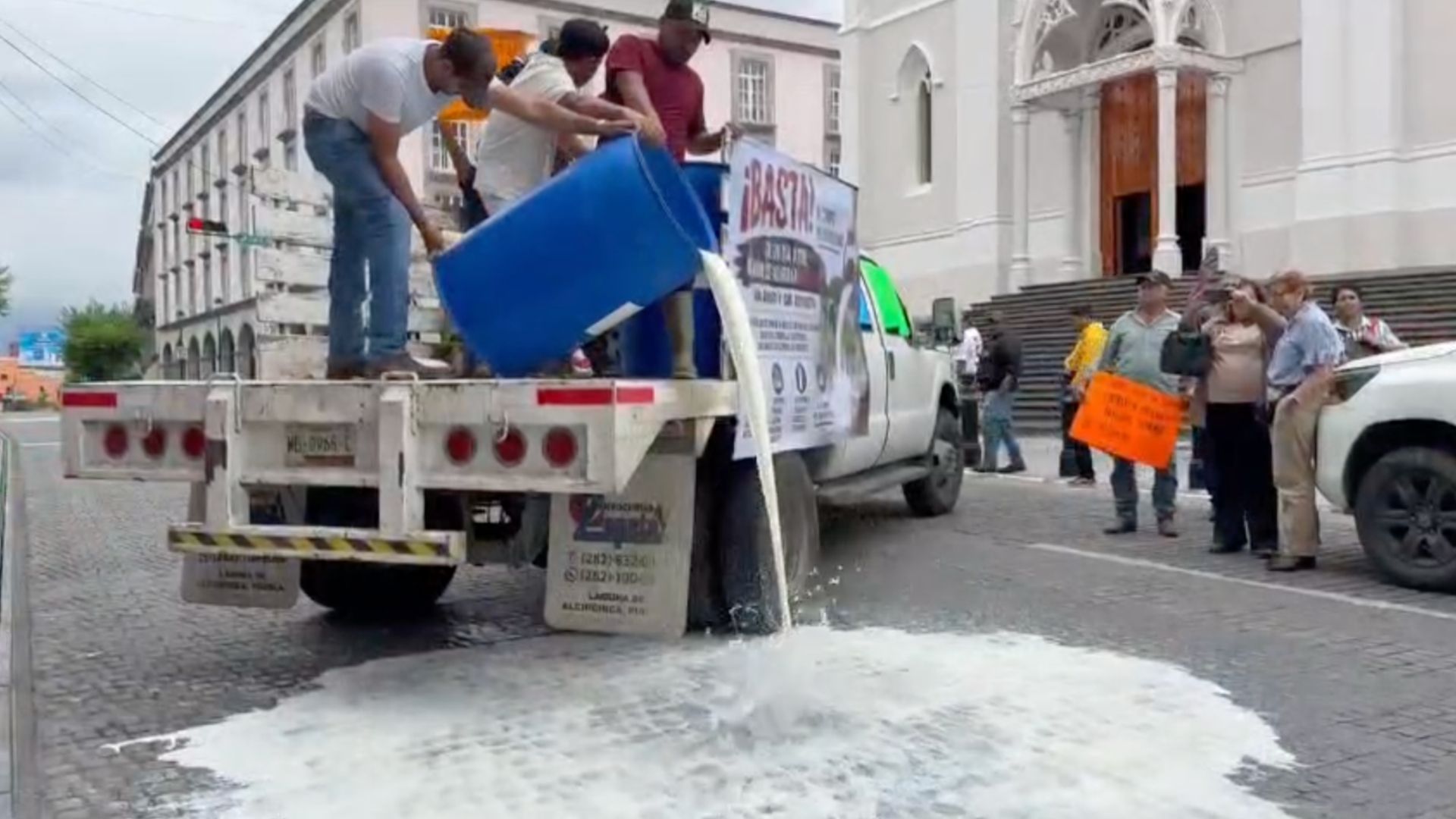 Productores de Leche Tiran Producto en Calles de la Ciudad de Xalapa, Veracruz